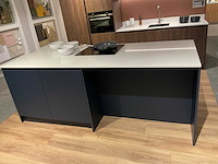 Mk blue ripasso eiland showroomkeuken met kastenwand - afbeelding 26 van  31