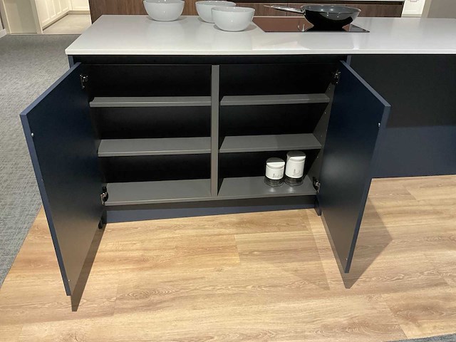 Mk blue ripasso eiland showroomkeuken met kastenwand - afbeelding 27 van  31