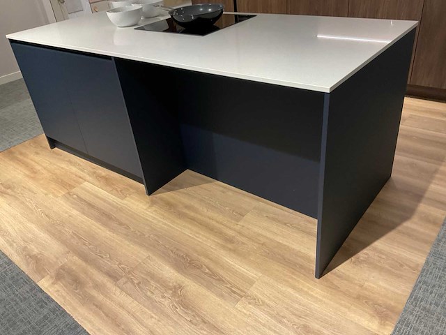 Mk blue ripasso eiland showroomkeuken met kastenwand - afbeelding 28 van  31