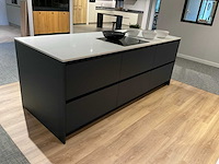 Mk blue ripasso eiland showroomkeuken met kastenwand - afbeelding 29 van  31