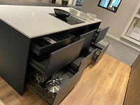 Mk blue ripasso eiland showroomkeuken met kastenwand - afbeelding 30 van  31