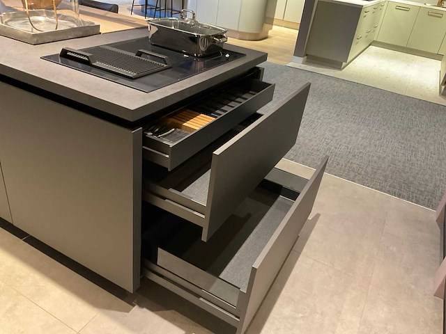 Mk carbon eiland showroomkeuken met coffeecorner en kastenwand - afbeelding 2 van  51