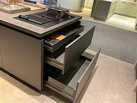 Mk carbon eiland showroomkeuken met coffeecorner en kastenwand - afbeelding 2 van  51