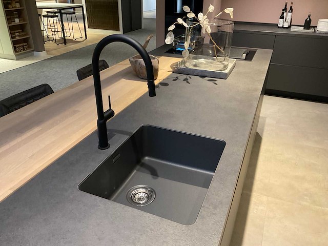 Mk carbon eiland showroomkeuken met coffeecorner en kastenwand - afbeelding 3 van  51