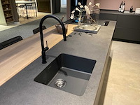 Mk carbon eiland showroomkeuken met coffeecorner en kastenwand - afbeelding 3 van  51