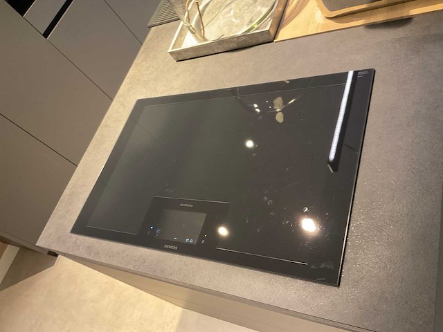 Mk carbon eiland showroomkeuken met coffeecorner en kastenwand - afbeelding 5 van  51