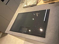 Mk carbon eiland showroomkeuken met coffeecorner en kastenwand - afbeelding 5 van  51