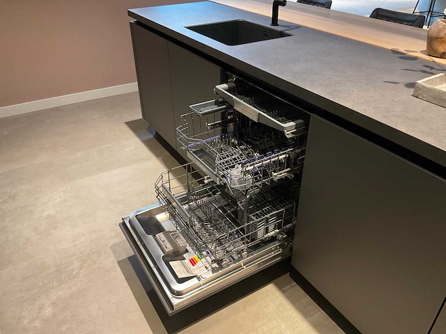 Mk carbon eiland showroomkeuken met coffeecorner en kastenwand - afbeelding 7 van  51