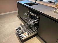 Mk carbon eiland showroomkeuken met coffeecorner en kastenwand - afbeelding 7 van  51