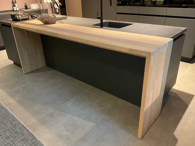 Mk carbon eiland showroomkeuken met coffeecorner en kastenwand - afbeelding 8 van  51