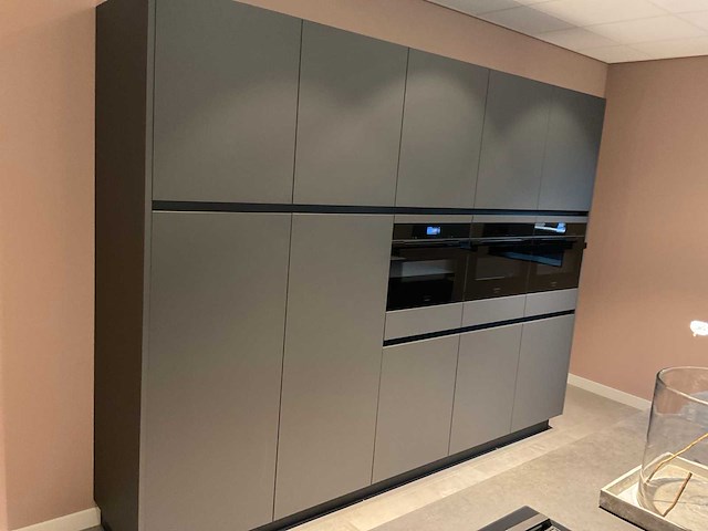 Mk carbon eiland showroomkeuken met coffeecorner en kastenwand - afbeelding 9 van  51