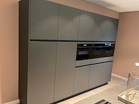 Mk carbon eiland showroomkeuken met coffeecorner en kastenwand - afbeelding 9 van  51