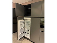 Mk carbon eiland showroomkeuken met coffeecorner en kastenwand - afbeelding 10 van  51