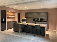 Mk carbon eiland showroomkeuken met coffeecorner en kastenwand - afbeelding 1 van  51