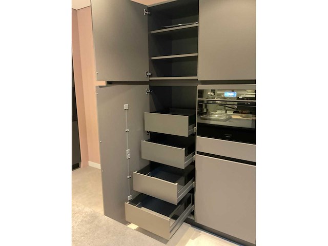 Mk carbon eiland showroomkeuken met coffeecorner en kastenwand - afbeelding 13 van  51