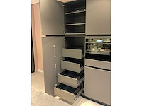 Mk carbon eiland showroomkeuken met coffeecorner en kastenwand - afbeelding 13 van  51