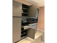 Mk carbon eiland showroomkeuken met coffeecorner en kastenwand - afbeelding 14 van  51