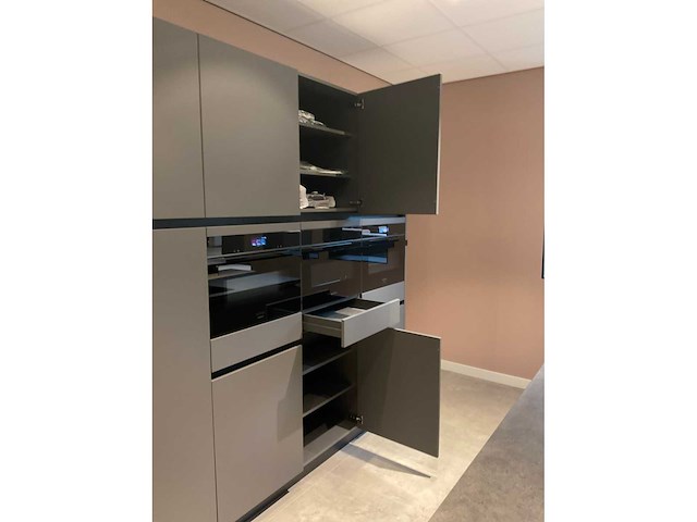 Mk carbon eiland showroomkeuken met coffeecorner en kastenwand - afbeelding 15 van  51