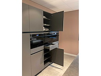 Mk carbon eiland showroomkeuken met coffeecorner en kastenwand - afbeelding 15 van  51