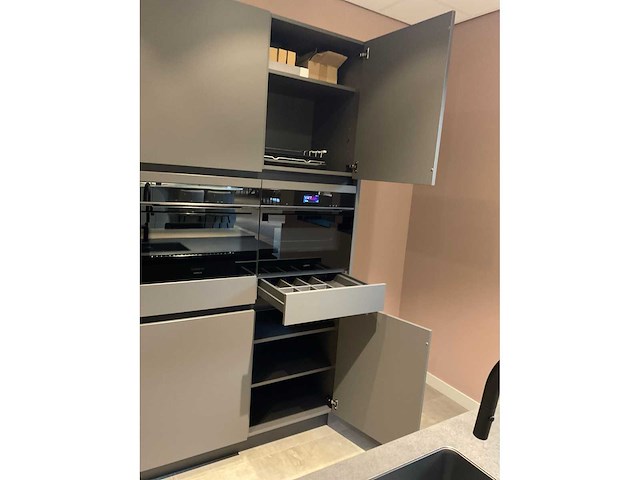 Mk carbon eiland showroomkeuken met coffeecorner en kastenwand - afbeelding 16 van  51