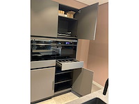 Mk carbon eiland showroomkeuken met coffeecorner en kastenwand - afbeelding 16 van  51