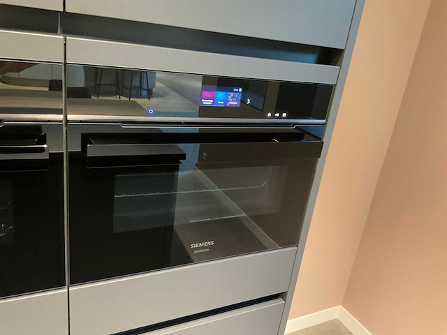 Mk carbon eiland showroomkeuken met coffeecorner en kastenwand - afbeelding 17 van  51