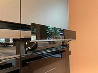 Mk carbon eiland showroomkeuken met coffeecorner en kastenwand - afbeelding 19 van  51