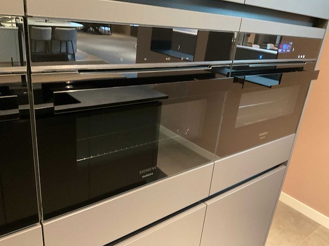 Mk carbon eiland showroomkeuken met coffeecorner en kastenwand - afbeelding 20 van  51