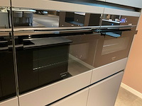 Mk carbon eiland showroomkeuken met coffeecorner en kastenwand - afbeelding 20 van  51