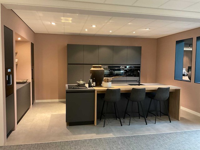 Mk carbon eiland showroomkeuken met coffeecorner en kastenwand - afbeelding 12 van  51