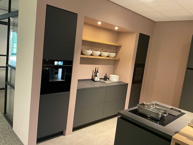 Mk carbon eiland showroomkeuken met coffeecorner en kastenwand - afbeelding 25 van  51