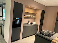 Mk carbon eiland showroomkeuken met coffeecorner en kastenwand - afbeelding 25 van  51