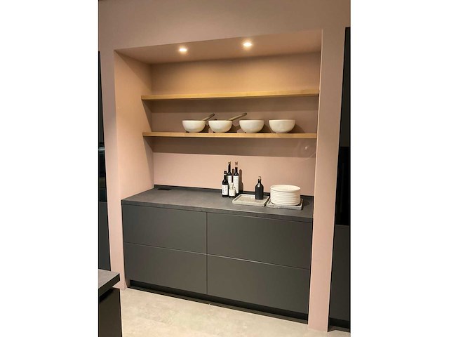 Mk carbon eiland showroomkeuken met coffeecorner en kastenwand - afbeelding 26 van  51