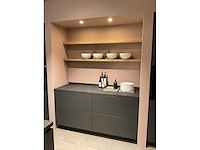 Mk carbon eiland showroomkeuken met coffeecorner en kastenwand - afbeelding 26 van  51