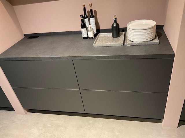 Mk carbon eiland showroomkeuken met coffeecorner en kastenwand - afbeelding 27 van  51