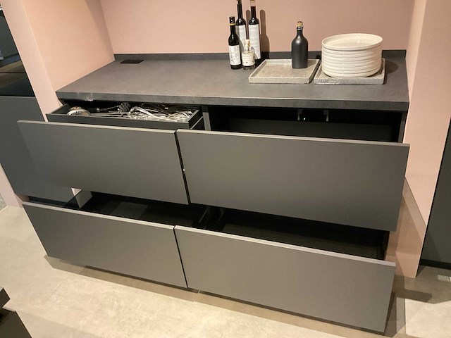 Mk carbon eiland showroomkeuken met coffeecorner en kastenwand - afbeelding 28 van  51