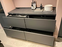 Mk carbon eiland showroomkeuken met coffeecorner en kastenwand - afbeelding 28 van  51