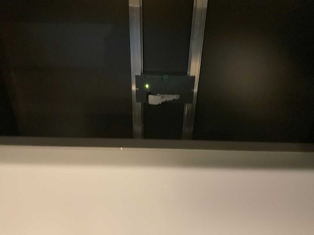 Mk carbon eiland showroomkeuken met coffeecorner en kastenwand - afbeelding 29 van  51