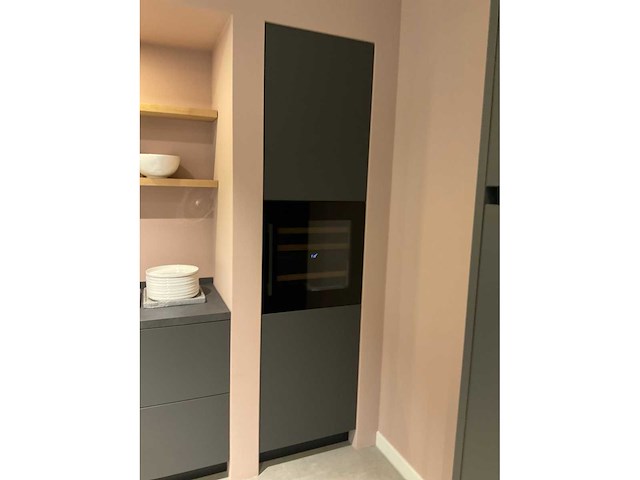 Mk carbon eiland showroomkeuken met coffeecorner en kastenwand - afbeelding 31 van  51