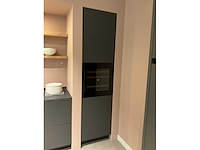Mk carbon eiland showroomkeuken met coffeecorner en kastenwand - afbeelding 31 van  51