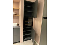 Mk carbon eiland showroomkeuken met coffeecorner en kastenwand - afbeelding 32 van  51