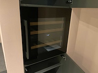 Mk carbon eiland showroomkeuken met coffeecorner en kastenwand - afbeelding 33 van  51