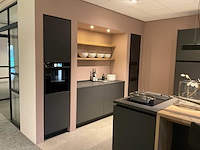 Mk carbon eiland showroomkeuken met coffeecorner en kastenwand - afbeelding 23 van  51