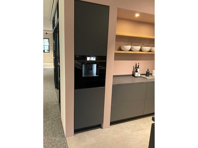 Mk carbon eiland showroomkeuken met coffeecorner en kastenwand - afbeelding 36 van  51