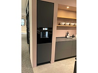 Mk carbon eiland showroomkeuken met coffeecorner en kastenwand - afbeelding 36 van  51