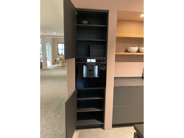 Mk carbon eiland showroomkeuken met coffeecorner en kastenwand - afbeelding 37 van  51
