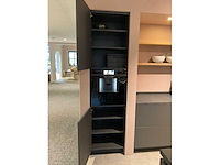 Mk carbon eiland showroomkeuken met coffeecorner en kastenwand - afbeelding 37 van  51