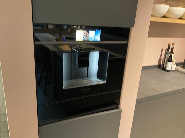 Mk carbon eiland showroomkeuken met coffeecorner en kastenwand - afbeelding 38 van  51