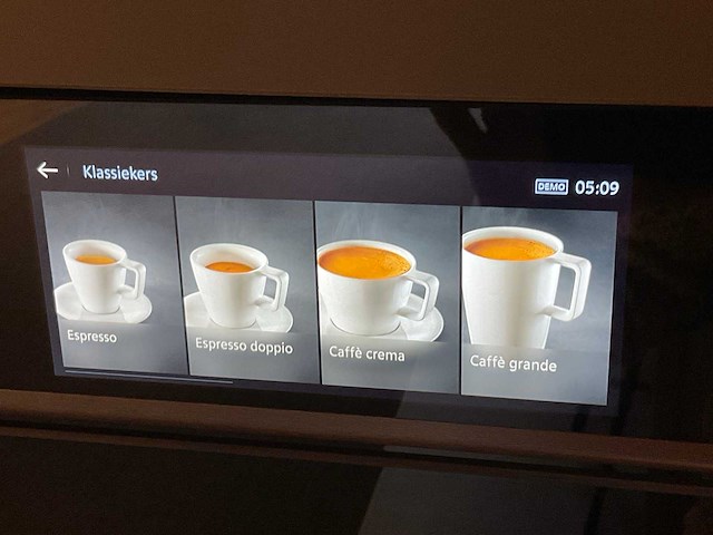 Mk carbon eiland showroomkeuken met coffeecorner en kastenwand - afbeelding 40 van  51