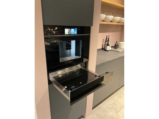 Mk carbon eiland showroomkeuken met coffeecorner en kastenwand - afbeelding 42 van  51